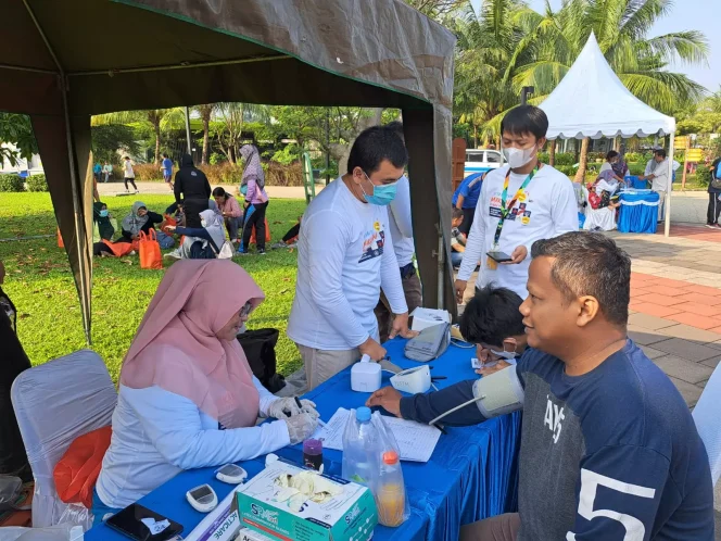 
					Seorang pengunjung memeriksakan kesehatannya di booth yang disediakan Dinkes Kota Depok pada Puncak Acara Peringatan HTTS dan HTBS Tingkat Kota Depok Tahun 2023 di Alun-alun Kota Depok, Sabtu (10/06/23). (Foto: Diskominfo).