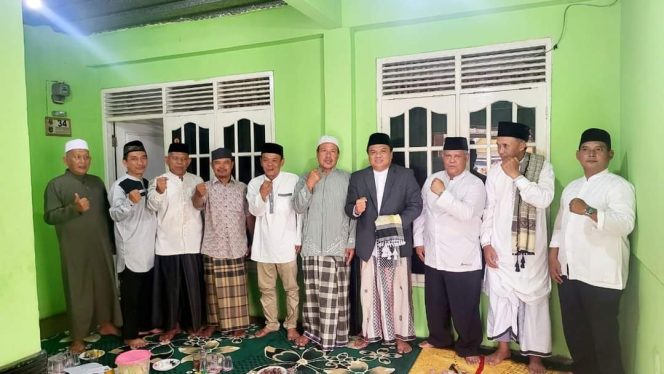 
					Khairulloh Ahyari ketike mengunjungi ketua MUI Kelurahan Pengasinan