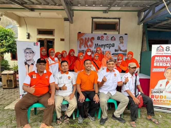 
					Rudi Sahputra S.H.menyerap aspirasi masyarakat dengan melakukan pembagian sembako dan cek kesehatan