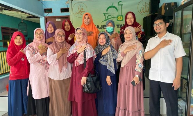 
					Bebaskan Buta Huruf Al-Quran Sejak Dini, Iin Nur Fatinah Serahkan Bantuan Buku Iqro Untuk PAUD di Tapos