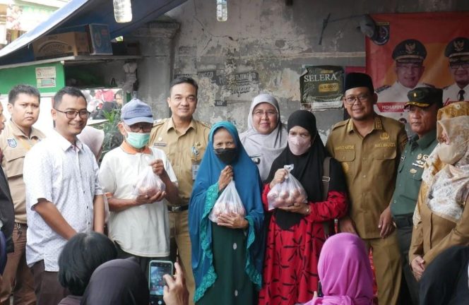 
					Anggota DPRD Depok FPKS Ade Supriyatna Pantau Langsung Penyaluran BPK di Kecamatan Cimanggis