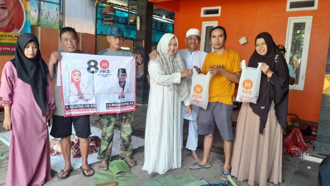 
					Bertepatan Hari Raya Idul Adha 1444 H, Bacaleg PKS Dapil Cilodong Tapos Lilis Latifah Sembelih Hewan Kurban
