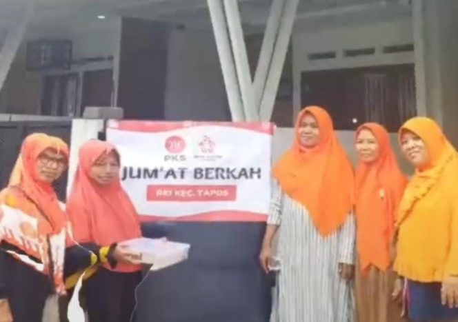 
					Calon Anggota DPRD Depok FPKS Rudi Sahputra Bersama DPRa Sukamaju Baru Berbagi Makanan di 15 RW