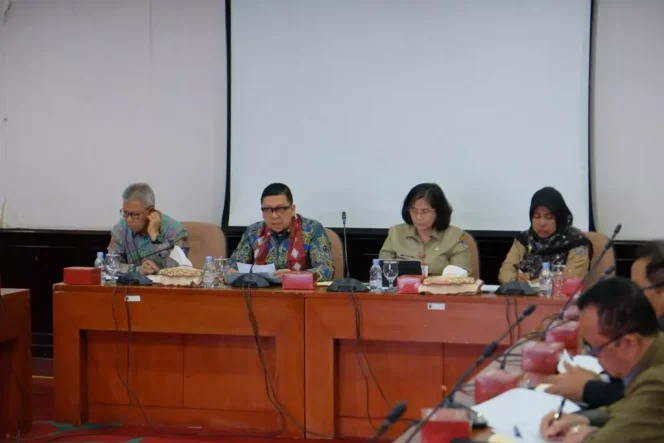 
					Kunker spesifik Komisi II DPR RI ke Kota Depok di Aula Edelweiss, lantai 5, Balai Kota Depok, Senin (05/06/23). (Foto: Diskominfo).