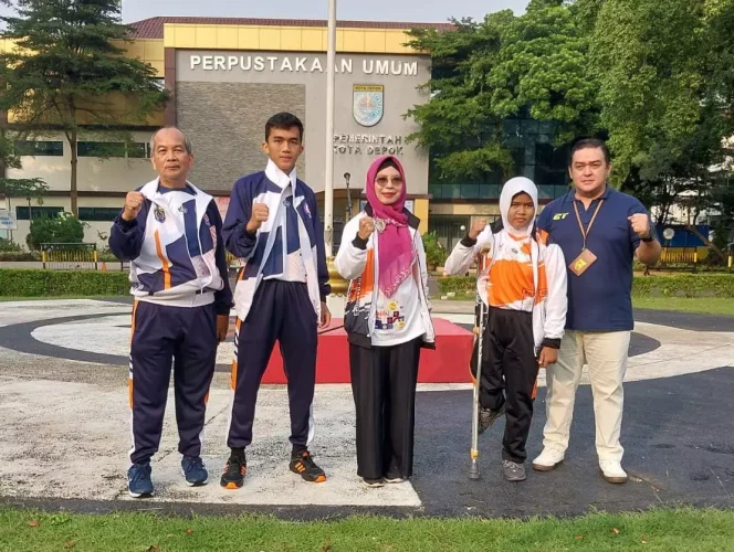 
					Staf Ahli Wali Kota Depok, Bidang Sumber Daya Manusia dan Kesejahteraan, Diah Sadiah dan Kepala Bidang Pembinaan Keolahragaan Dinas Pemuda, Olahraga. Kebudayaan dan Pariwisata (Disporyata) Kota Depok, Raden Rayi M Radiansyah foto bersama salah satu atlet yang akan berlaga di POPDA dan Paperda Jawa Barat. (Foto : Diskominfo)