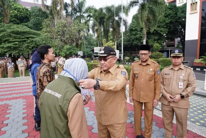
					Wali Kota Depok, Mohammad Idris melepas tim pengawas kesehatan hewan kurban saat apel pagi Pemerintah Kota (Pemkot) Depok di Lapangan Balai Kota, Senin (26/06/2023).