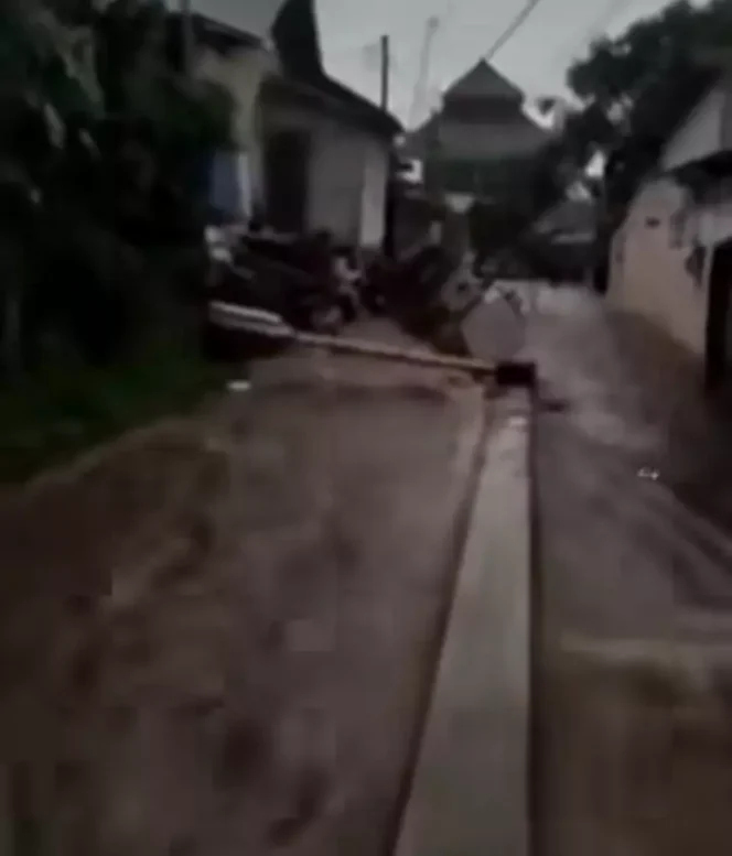 
					Kejadian tanggul jebol di di RT 01 dan 02 , RW 06 Kelurahan Cilodong, Senin (05/06). (Foto: Istimewa).