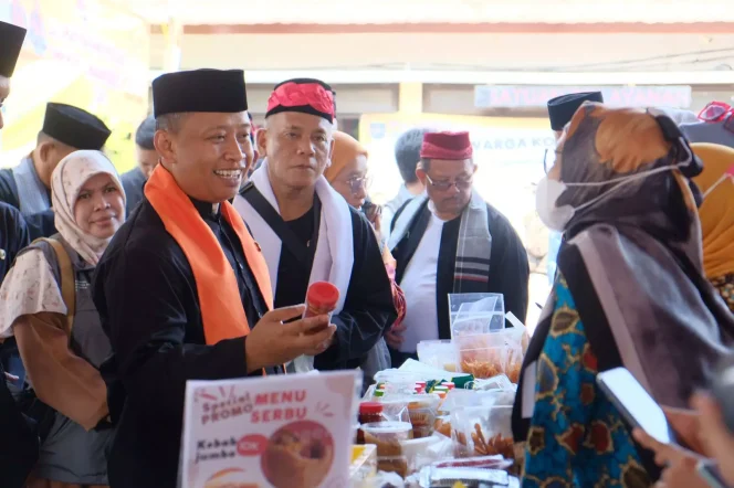 
					Sekretaris Daerah (Sekda) Kota Depok, Supian Suri mengunjungi salah satu gerai Usaha Mikro Kecil Menengah (UMKM) Kecamatan Tapos, Kamis (15/06/23). (JD04/Diskominfo).