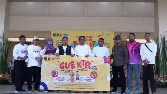 
					Sekretaris Daerah Kota Depok, Supian Suri didampingi Ketua DPRD Kota Depok, TM Yusufsyah Putra, Kepala Dinas Kesehatan Kota Depok, Mary Liziawati dan perwakilan Forkopimda saat acara Peringatan Hari Tanpa Tembakau Sedunia (HTTS) dan Hari Tuberkulosis Sedunia (HTBS) tingkat kota, di Alun-alun Kota Depok, Sabtu (10/06/23). (Foto: Diskominfo).