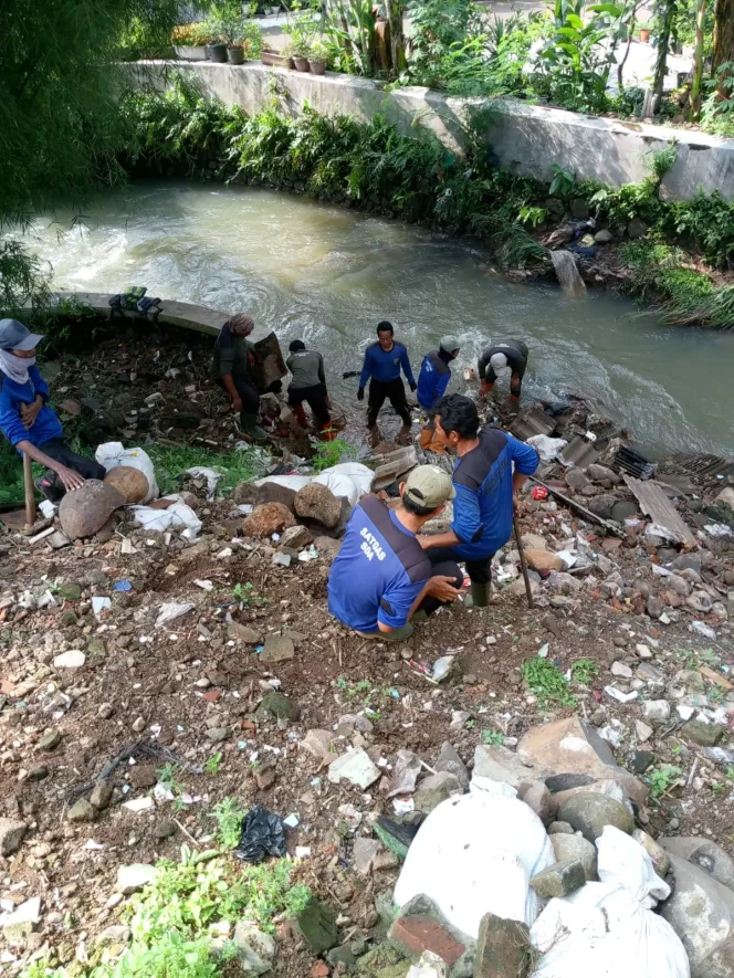 
					Satgas DPUPR Kota Depok melakukan penanganan longsor di Kali Sugutamu, Kelurahan Mekarjaya, Kecamatan Sukmajaya, Rabu (07/06/23).