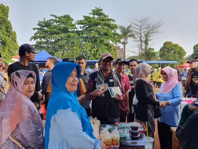 
					Wakil Wali Kota Depok, Imam Budi Hartono saat menghadiri UMKM Day Kelurahan Cisalak, Kecamatan Sukmajaya di Lapangan Deppen RRI, Kelurahan Cisalak, Minggu (25/06/23). (Foto: Diskominfo)..