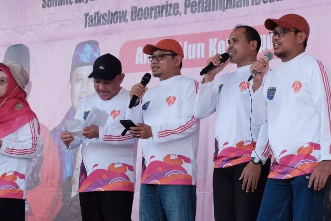 
					Ketua DPRD Kota Depok, Tengku Muhammad Yusufsyah Putra (tengah) saat menghadiri Puncak Hari Lanjut Usia Nasional (HLUN) ke 27 Tingkat Kota Depok, di Taman Alun-alun Kota Depok, Sabtu (24/06/23). Foto: Diskominfo.