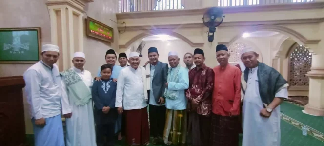 
					Wali Kota Depok, Mohammad Idris menyapa warga usai Salat Subuh Berjamaah di Masjid Al Jihad, Kelurahan Kalibaru, Kecamatan Cilodong, Sabtu (24/06/23). (Foto : Istimewa)