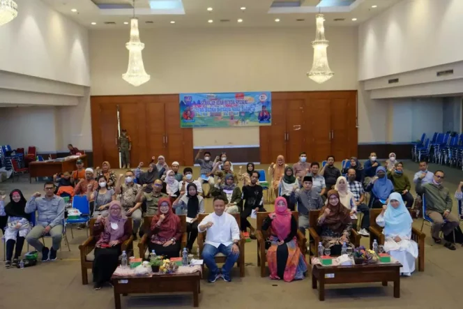 
					Foto: JD 04/Diskominfo Sekretaris Daerah Kota Depok, Supian Suri (tengah) didampingi Kepala DP3AP2KB Kota Depok, Nessi Annisa Handari dan jajarannya bersama seluruh peserta Sekolah Ayah Bunda Spesial Angkatan Kedua, di Aula Lantai 10 Gedung Dibaleka 2, Sabtu (10/06/23).