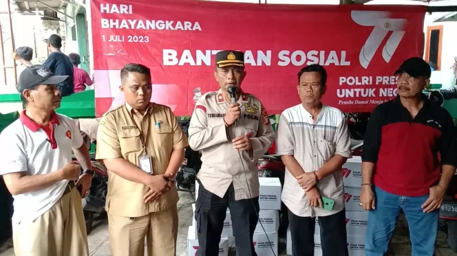 
					Foto: istimewa Kapolsek Pancoran Mas, Kompol Triharijadi (tengah) bersama Kasi Ekbang Kelurahan Cipayung Jaya, Roih Soleh menyalurkan bansos paket sembako dari Mabes Polri untuk warga RW 10 Kelurahan Cipayung Jaya, Senin (26/06/23). Kegiatan ini dalam rangka HUT Bhayangkara ke-77.