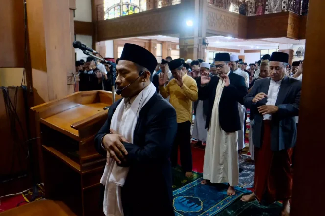 
					Wakil Wali Kota Depok, Imam Budi Hartono menghadiri salat Iduladha 1444 H di Masjid Agung Balai Kota Depok, Kamis (29/06/23). (Foto : JD 04/Diskominfo).
