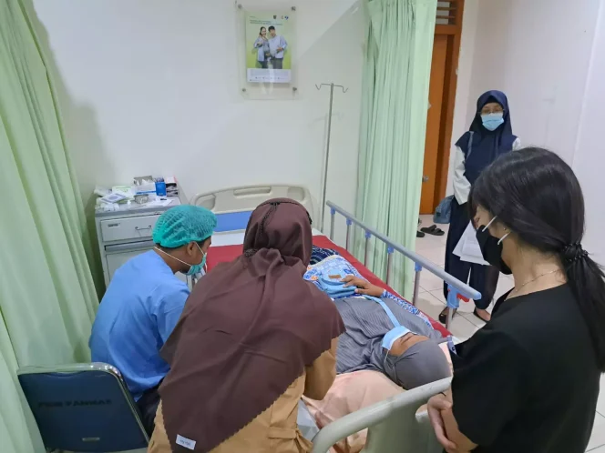 
					Salah satu akseptor sedang melakukan pemasangan KB implan di Puskesmas Panmas, Rabu (14/06/23).