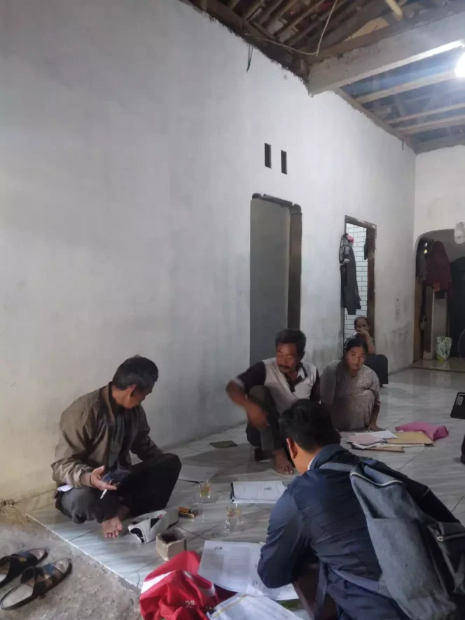 
					Tim Disrumkim melakukan verifikasi lapangan RTLH di Kelurahan Depok, Kecamatan Panmas, Senin (05/06/23)