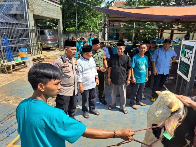 
					Camat Cipayung, Hasan Nurdin, Lurah Cipayung, Muhammad dan tiga pilar monitoring pemotongan hewan kurban di RW 07, Kamis (29/06/23). (Foto: istimewa).