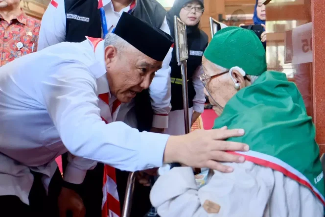 
					Wali Kota Depok, Mohammad Idris saat menyapa Jemaah Calon Haji paling tua yang tergabung di kloter 57. (Foto : JD04/Diskominfo)