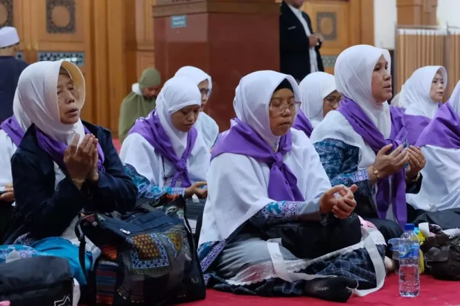 
					Foto: JD 04/Diskominfo Jemaah Calon Haji Kloter 31 asal Kota Depok sedang mempersiapkan keberangkatan dari Masjid Balai Kota Depok, Minggu (04/06/23)