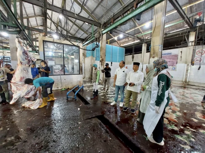 
					Sekretaris Daerah (Sekda) Kota Depok, Supian Suri saat meninjau RPH di Kecamatan Tapos, Kamis (29/07/23). (Foto: Diskominfo).