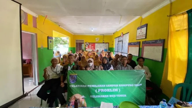 
					Sejumlah warga mengikuti pelatihan pemilahan sampah di RW 02 Posyandu Subur, Beji Timur pada Rabu (07/06/23)