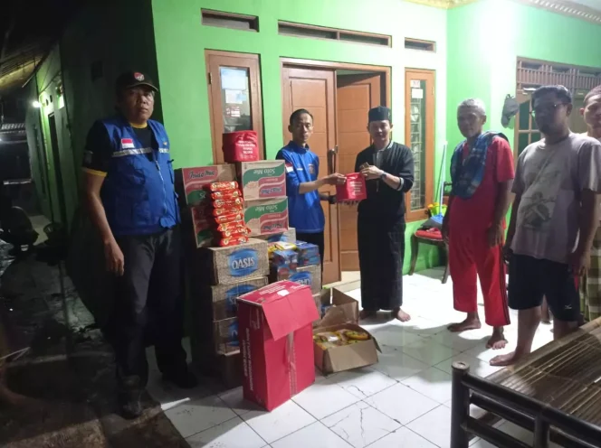 
					Tim Tagana Dinsos Kota Depok saat menyerahkan bantuan kepada warga terdampak luapan saluran drainase di RW 16, Kelurahan Tapos, Senin (05/06/23). (Foto: istimewa).