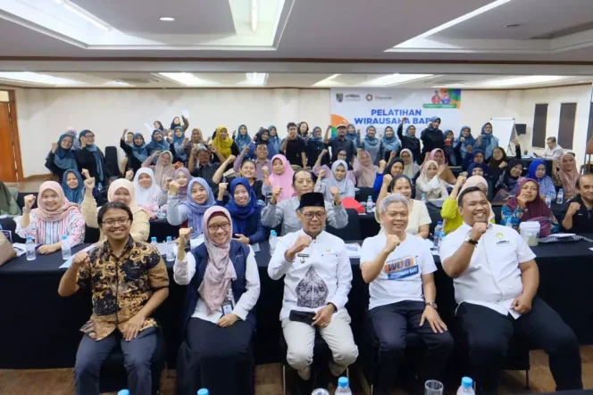 
					Foto: JD 04/Diskominfo Wakil Wali Kota Depok, Imam Budi Hartono didampingi Sekretaris DKUM Kota Depok, Nani Zara menghadiri penutupan program pelatihan WUB angkatan ketiga di Hotel Bumi Wiyata, Rabu (21/06/23).