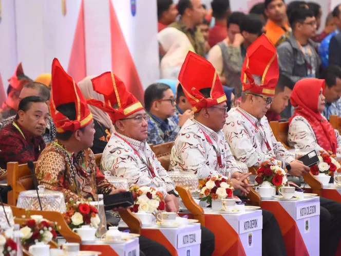 
					Foto: JD 01/Diskominfo Wali Kota Depok, Mohammad Idris bersama Wali Kota se-Indonesia mengikuti pembukaan Rakernas APEKSI XVI, di Upperhills Convention Hall, Rabu (12/07/23).