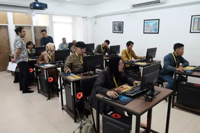 
					Para peserta pelatihan multimedia saat melakukan praktek. (Foto: JD01)