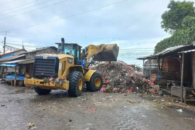 
					Pengangkutan sampah oleh petugas DLHK Depok di Jalan Naming D. Bothin, Kecamatan Pancoran Mas. (Foto: Istimewa)
