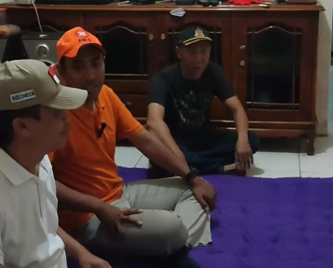 
					Bacaleg PKS Jawa Barat Ahmad Syihan berkunjung ke kediaman salah seorang warga penerima bantuan perbaikan rumah, Pak Andres. 