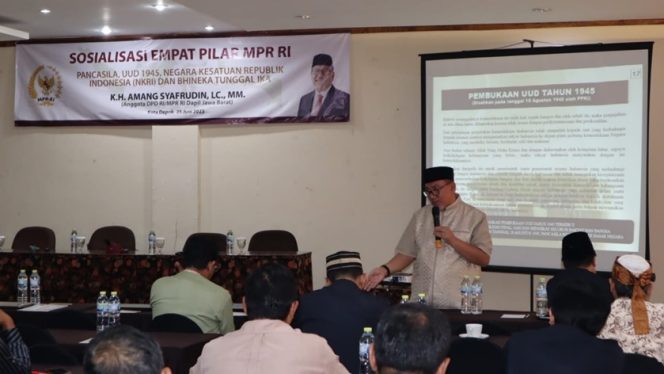 
					KH Amang Syafrudin ketika menyampaikan sosialisasi dihadapan para peserta