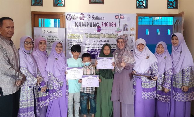 
					Iin Nur Fatinah (disamping siswi baru hijah) berfoto bersama Salimah dan peserta kegiatan.