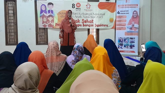 
					Iin Nur Fatinah ketika memberikan materi