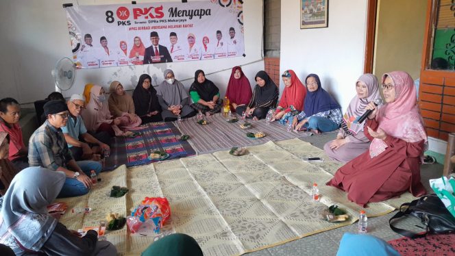 
					Iin Nur Fatinah ketika menghadiri PKS Menyapa di Sukmajaya