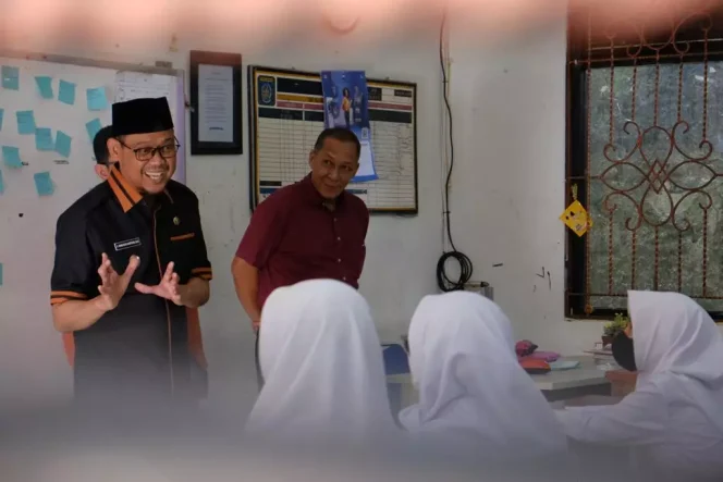 
					Wakil Wali Kota Depok Imam Budi Hartono meninjau Kegiatan Belajar Mengajar (KBM) Tahun Ajaran (TA) 2023/2034 di SMP Negeri (SMPN) 2 Depok, Selasa (25/07/23). Foto muadz