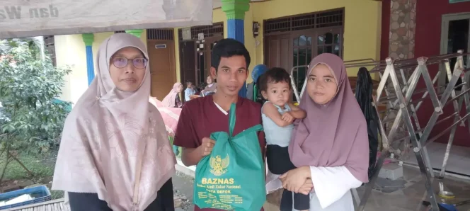 
					Petugas Baznas Kota Depok saat membagikan daging kurban kepada warga, Kamis (29/06/23). (Foto: istimewa).