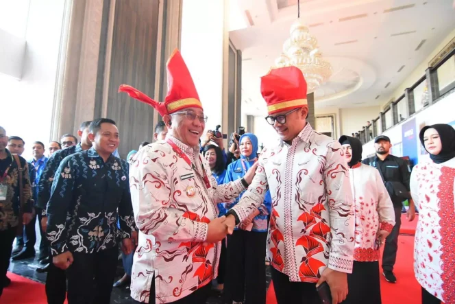 
					Foto: JD 01/Diskominfo Wali Kota Depok, Mohammad Idris disambut Wali Kota Bogor sekaligus Ketua APEKSI, Bima Arya saat Rakernas APEKSI XVI, di Kota Makassar, Sulawesi Selatan, Rabu (12/07/23).