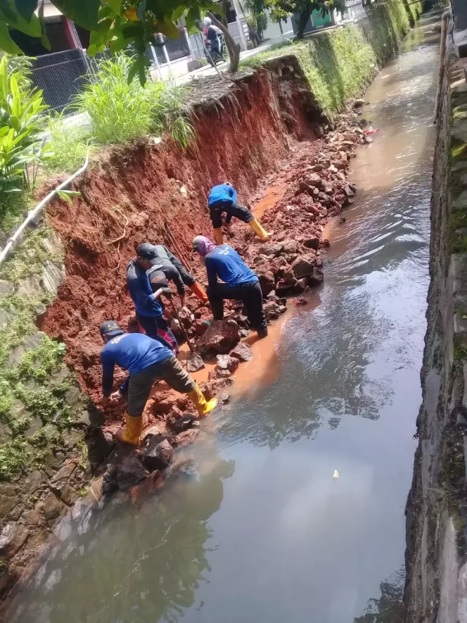 
					Satgas DPUPR Kota Depok melakukan penanganan longsor di Kali Ciledug Jalan Pamulang Elok RW 014 Kelurahan Pondok Petir, Kecamatan Bojongsari, Selasa (11/07/23).