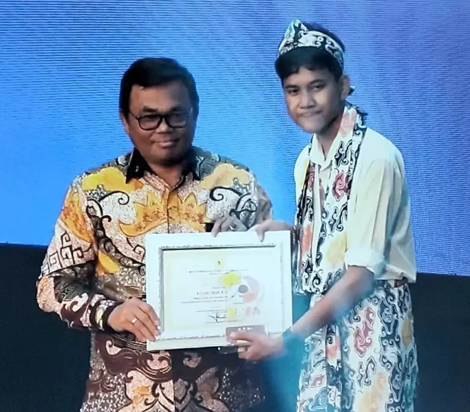 
					Perwakilan Forum Anak Kota Depok menerima penghargaan dari Kementerian Pemberdayaan Perempuan dan Perlindungan Anak (PPPA) Republik Indonesia melalui Forum Anak Nasional pada malam penganugerahan penghargaan Kota Layak Anak di Hotel Padma Semarang, Sabtu (22/07/23). (Foto: istimewa).