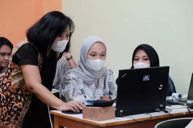 
					Salah satu peserta asal Kelurahan Pasir Putih Kecamatan Sawangan, Rizka Kurniasih saat mengikuti pelatihan desain grafis. (Foto: JD01)