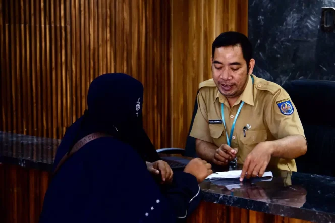 
					Foto: Muadz/Diskominfo ASN Dinas Pendidikan (Disdik) Kota Depok tengah memberikan pelayanan publik mengenai pengaduan PPDB SD/SMP Kota Depok 2023.