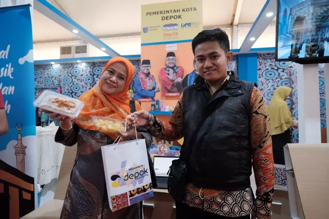 
					Foto: JD 01/Diskominfo Pengunjung asal Kota Makassar membeli rujak cireng dan Belimbing Dewa pada Stan Pameran Pemkot Depok di Indonesia City Expo, Apeksi 2023 Kota Makassar, Sulawesi Selatan, Kamis (13/07/23).