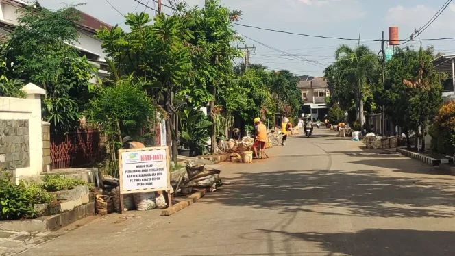 
					Proses pekerjaan revitalisasi pipa PT Tirta Asasta di wilayah Pondok Duta 1 dan 2 Kelurahan Tugu Kecamatan Cimanggis. (Foto: Istimewa)