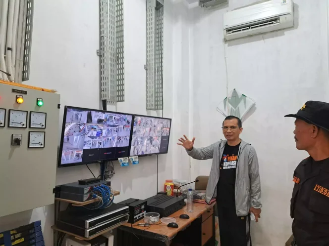 
					Kepala Dinas Perdagangan dan Perindustrian (Kadisdagin) Kota Depok Dudi Mi’raz memperlihatkan ruang kontrol cctv di Pasar Rakyat Jabar Juara, Kecamatan Sawangan, belum lama ini.