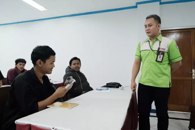 
					Peserta pelatihan perbengkelan roda dua saat praktik mengenal komponen dasar kendaraan bermotor. (Foto: JD 01/Diskominfo).