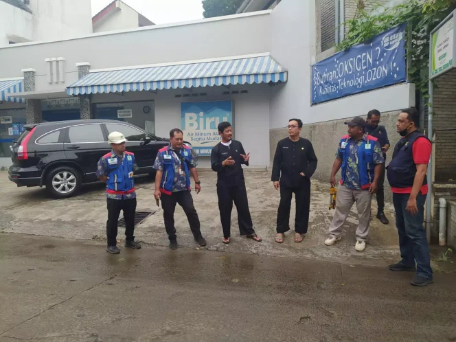 
					DPUPR Kota Depok bersama Perwakilan Tirta Asasta melakukan peninjauan pekerjaan revitalisasi pipa di Pondok Duta, Cimanggis, belum lama ini.