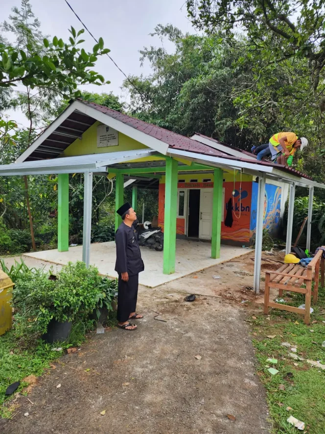 
					Lurah Duser, Kiki Mutakin saat meninjau pembangunan Posyandu di RW 04. (Foto : istimewa)